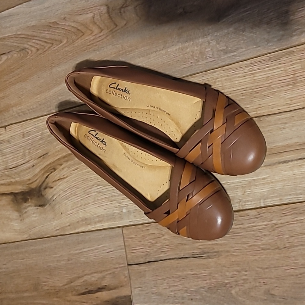 Like new Clark's woven leather flats